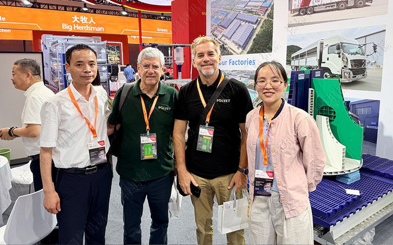 Shanghai Expo: Talks with Peruvian Client on Cement Slatted Floor Production Line